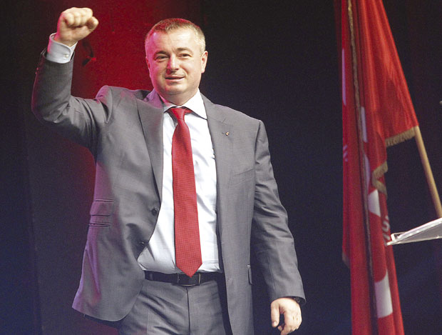 Шпијунка: Душан Бајатовић помаже ривалу